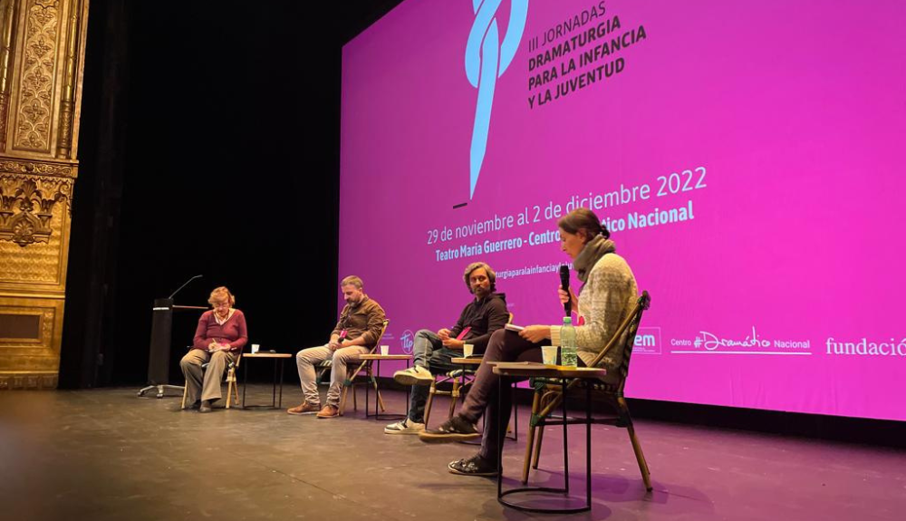Itziar Pascual, Luis Fernando de Julián, Carlos Labraña y Nieves Rodríguez protagonizan la mesa de debate «La dramaturgia para la infancia y la juventud»